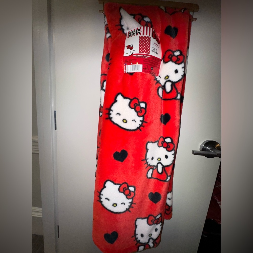 Hello Kitty V-Day Blanket - Picture 3 of 3